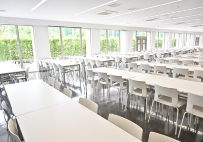 生徒約300名が同時に利用可能な食堂。大きな窓が開放的です