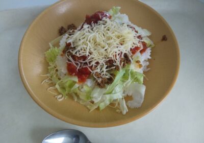 お気に入りの食堂メニューのタコライス。学校HPでメニューをチェックできます