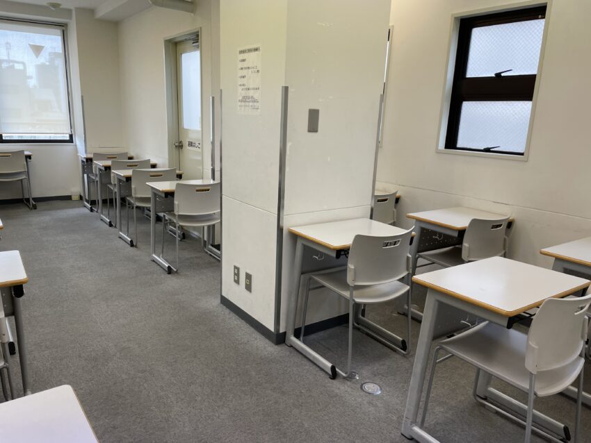 窓から明るい光が差し込む自習専用の教室。生徒たちは集中して自習に取り組んでいます