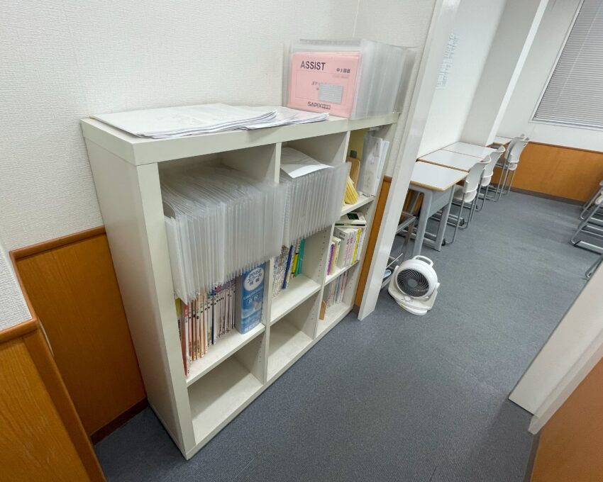 廊下には各教科のオリジナルプリント教材を収納する棚が置かれていて、生徒は自分に必要なものをそこから取って自習に活用しています