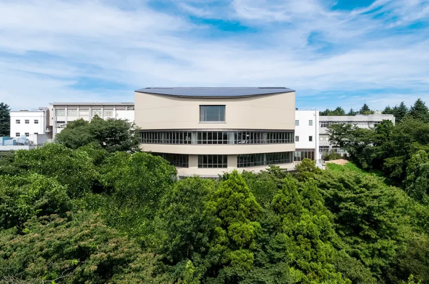 広大な校地には充実した運動施設の他、交流館と創造館とで構成される日吉協育棟、講演会や演奏会で使われる日吉協育ホールなどがあります