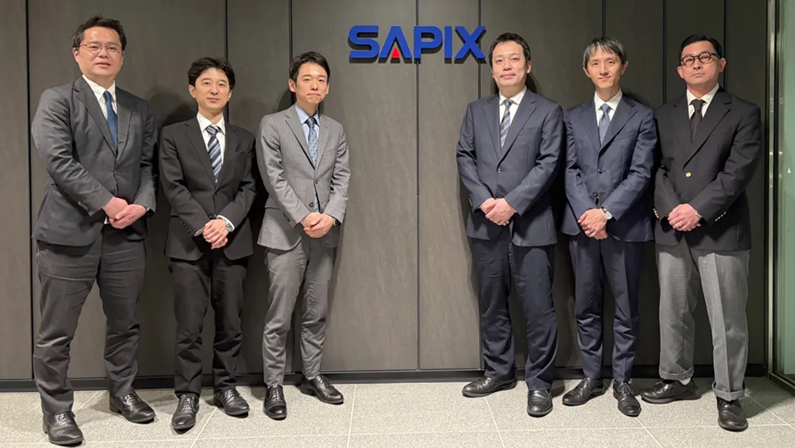 （左から）英語科教科長・磯金 俊一、教務部長／「高校への数学」執筆者・青木 茂樹、数学科教科長・髙橋 佳太、国語科教科長・渡邊 侑介、理科教科長・大森 惇平、社会科教科長・瀧島 一裕