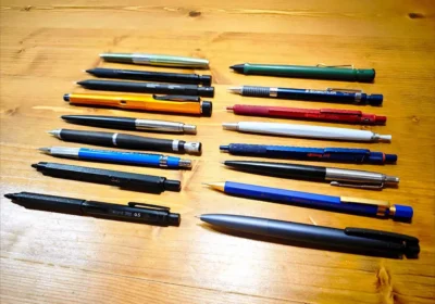 シャープペンはデザインによって重心が異なるので、筆記の際のコツコツ音も違います。僕の好みは軽い音より重低音タイプ。芯の濃さはBを使っていました