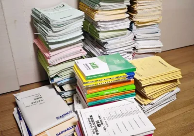 直近1カ月くらいのテキストは机の隣に置いてある机に積んでおいて、すぐに見返せるようにし、他はファイルスタンドや収納ボックスに収納していました