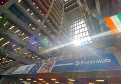 「アメリカのシカゴ近郊にあるフェルミラボは聞いたことがある人もいるかもしれません。ここへは当時の共同研究者との打ち合わせで訪れました。1泊だけして日本に戻ったので時差ぼけになる暇もありませんでした（汗）」