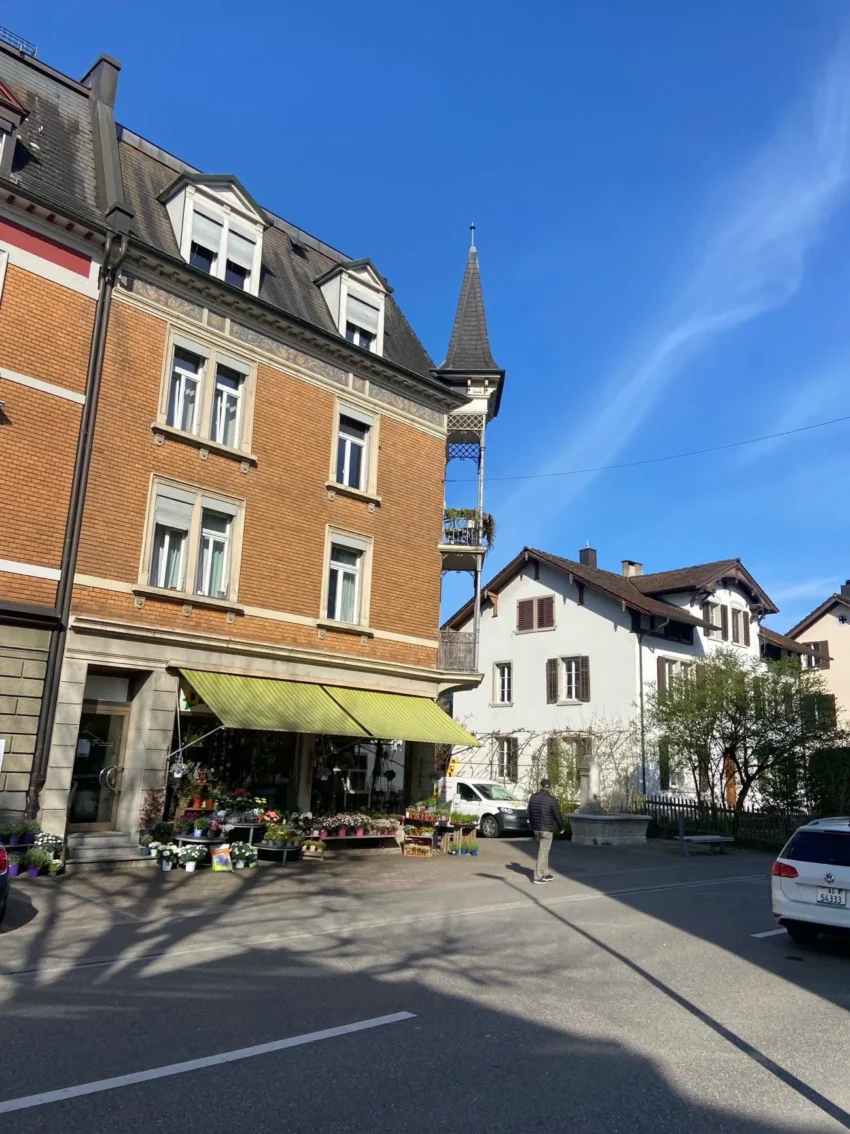 スイスでの住まいの外観。「スイスでは、学生はアパートを複数人でシェアするケースが多く、現在はフラワーショップの2階にモロッコ出身とイタリア出身の学生の3人で暮らしています」。ヨーロッパでは日本語の1階を0階としてカウントするので、スイスでは1階に相当する