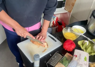 「イタリア出身のルームメートに本場のカルボナーラを作ってもらいました。グアンチャーレとペコリーノチーズが必須とのこと。トマトも怪奇に変形したものがいいらしいです」