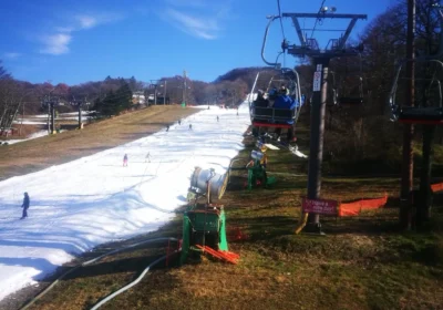 「軽井沢では人工降雪機によって11月頭には練習可能になります」