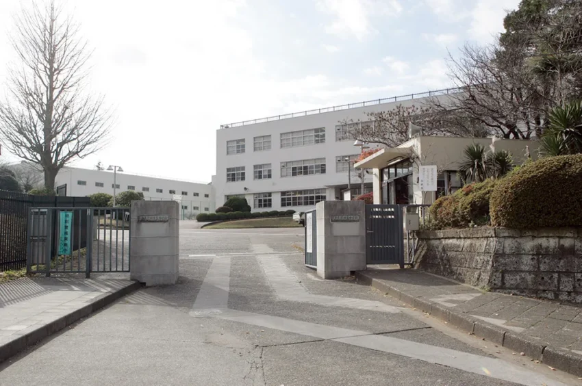 充実したグラウンドや体育館を備え、行事も活気にあふれています。学びと挑戦が両立できる環境です