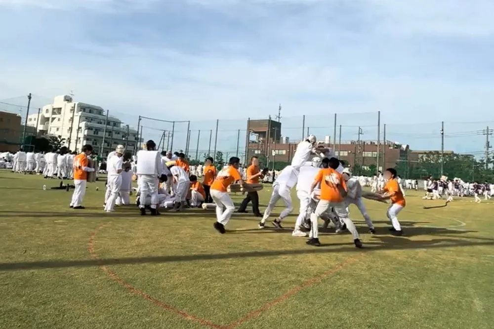 高1は運動会で騎馬戦に参加します。鉢巻を取るのではなく、騎手を落とし合うので、かなりハードです。騎馬になる人はプロテクターを装着してけがを防ぎます