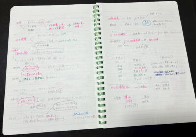 基礎が抜けていると指摘を受けたり、逆に褒めてもらえたりする授業を通じて、先生が口頭で話した補足まで細かくメモした「社会のノート」。内容を覚えたら、何も見ずに裏紙へ書き出す“アウトプット”の練習を繰り返しました