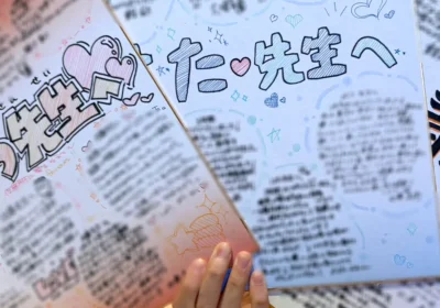 高校受験が終わってから、クラスのみんなで校舎に遊びに行きました。みんなで色紙に寄せ書きをして、お世話になった先生に感謝の気持ちを伝えました