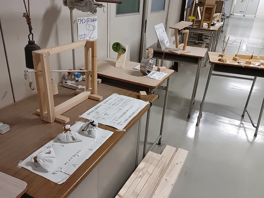 先輩たちが制作した理科教材が並ぶ立高の廊下。生徒の探究の成果が受け継がれ、学びの環境を形作っています。また、校内には自習スペースもあります