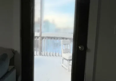 ボストンは真冬には氷点下20℃まで下がる極寒の土地でもあります。写真は猛吹雪から明けた朝のバルコニー