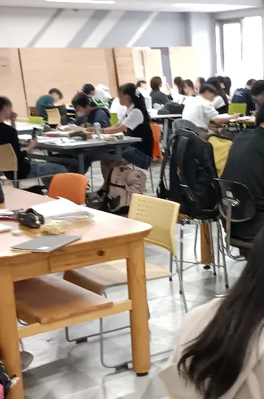 先輩たちが制作した理科教材が並ぶ立高の廊下。生徒の探究の成果が受け継がれ、学びの環境を形作っています。また、校内には自習スペースもあります