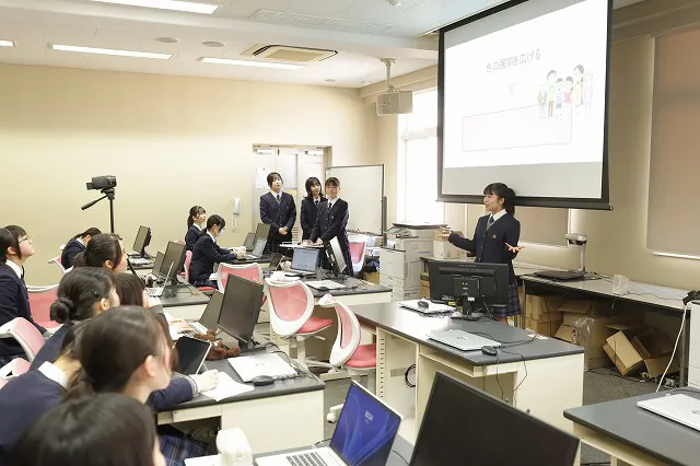 「『自分自身で気づいてほしい』という思いから、グループワークやプレゼンでは、生徒たちの自主性を大切にしています」（不破先生）2