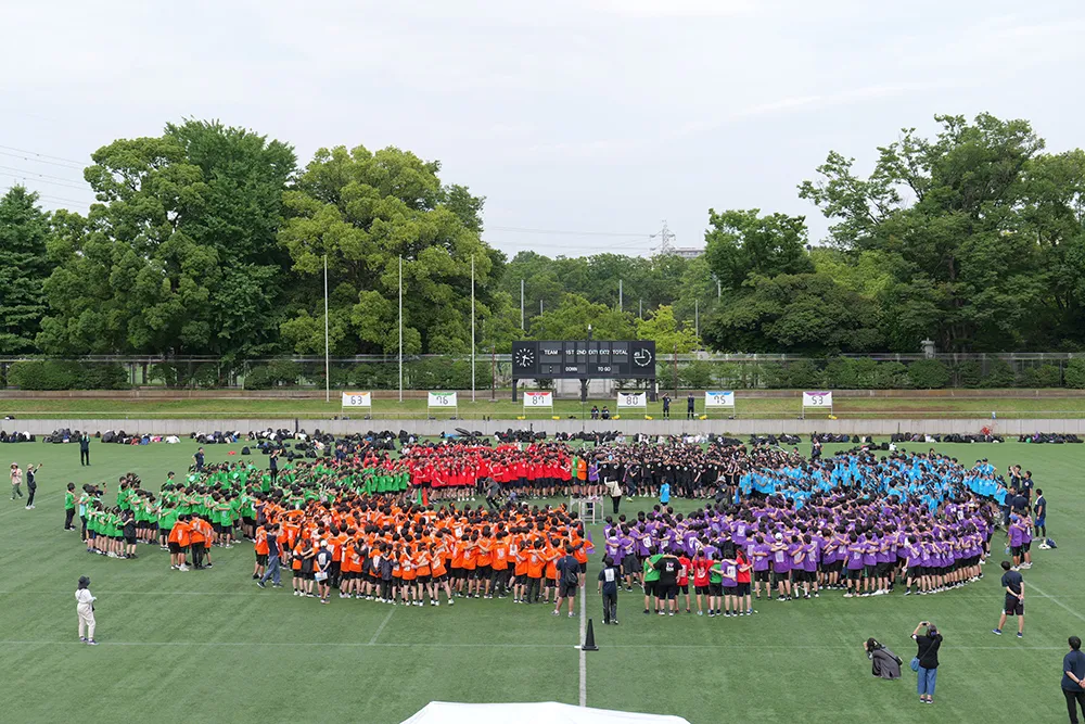各学年を2チームに分け、3学年計6チームが個性あふれる種目で競う体育祭