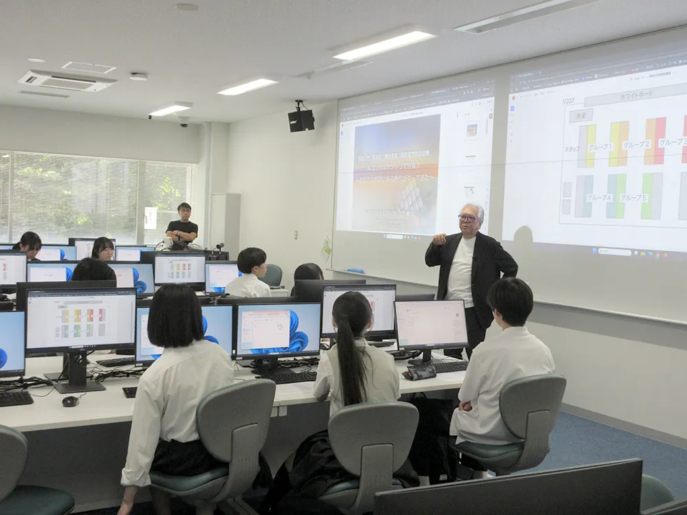 今年5月に対面で行われた学問入門講座、社会情報学部 飯島泰裕教授の「AIコンサルタントって何者」の1コマ