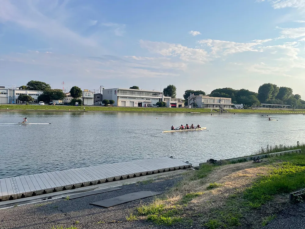 全国大会への出場経験も豊富な端艇部。戸田公園漕艇場での乗艇練習のほか、冬季には校内で筋トレやランニング、ウエイトトレーニングなどを行います